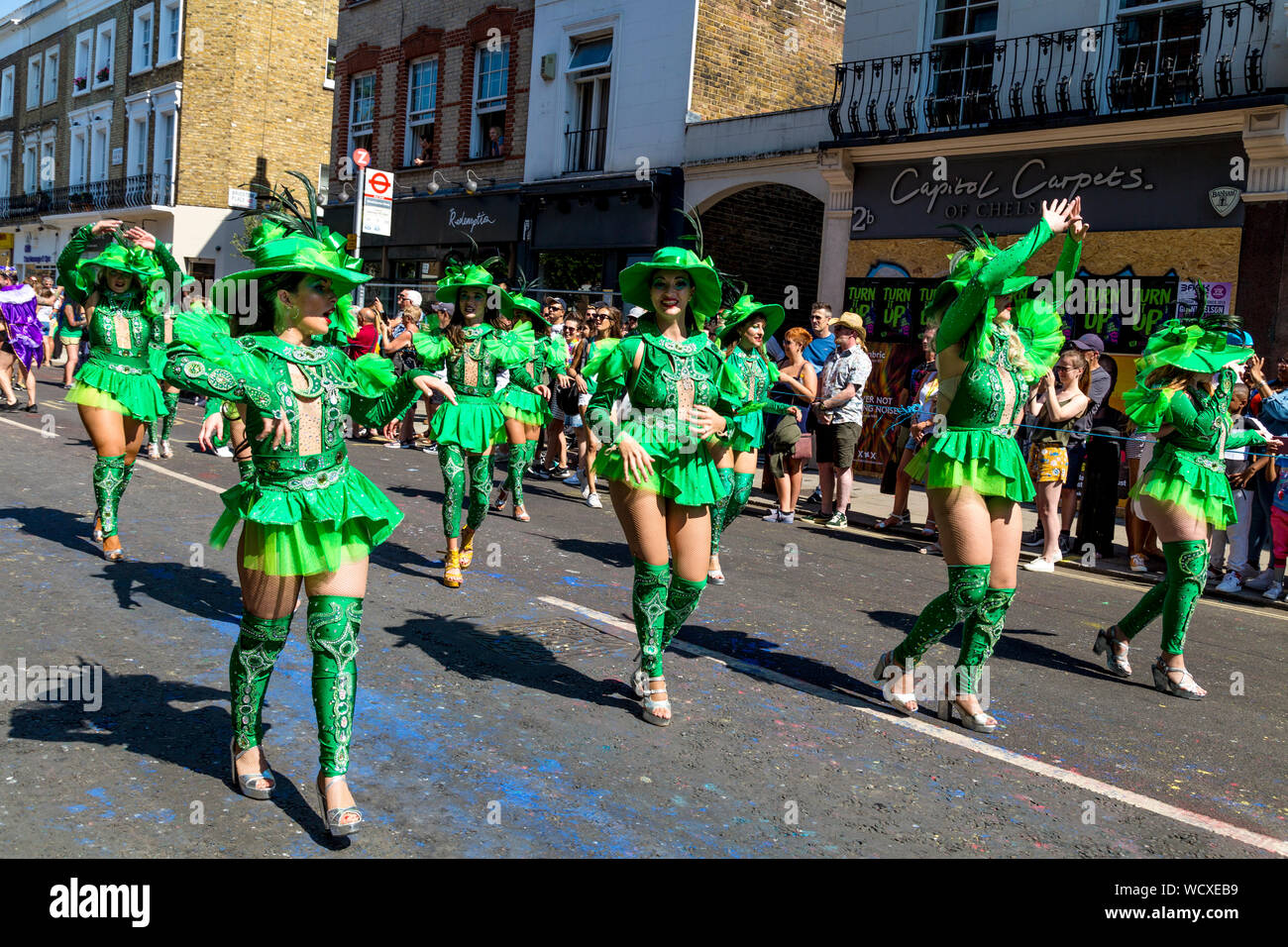 26 Agosto 2019 - Donne vestito in costumi verde dancing in parata, carnevale di Notting Hill su un caldo lunedì festivo, London, Regno Unito Foto Stock