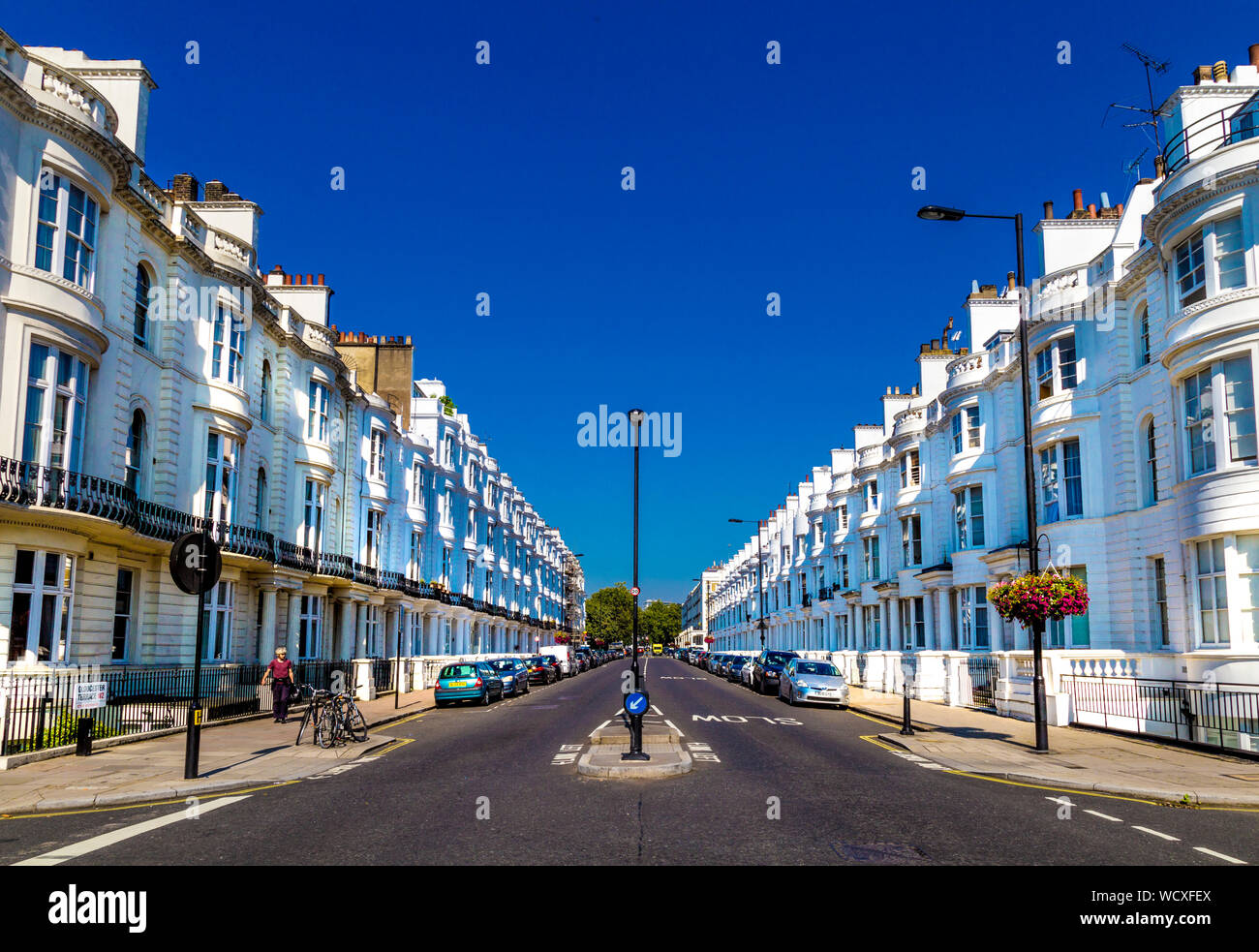 Bianco terrazzato case residenziali in Gloucester Terrace, West London, Regno Unito Foto Stock