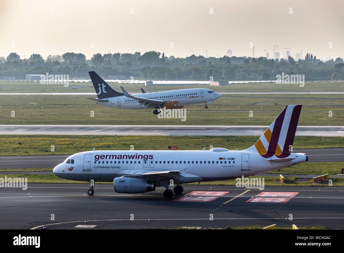 L'aeroporto internazionale di Düsseldorf, DUS, Germanwings Airbus sul suo modo di decollo, JT, Jettime, la compagnia aerea finlandese Boeing 737-73S, terre, Foto Stock