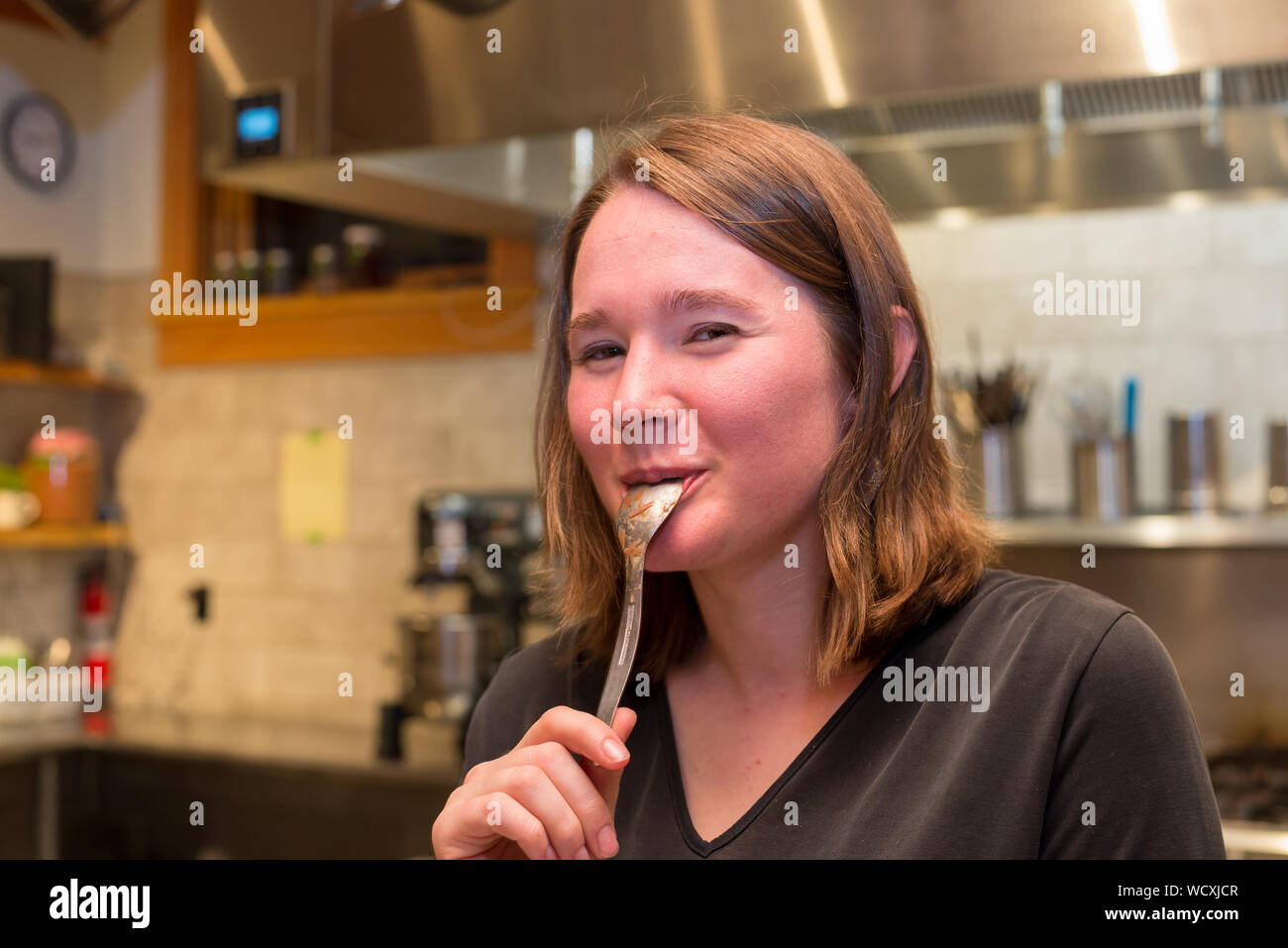 Donna leccare il cucchiaio al Minam River Lodge in Oregon Wallowa della montagna. Foto Stock