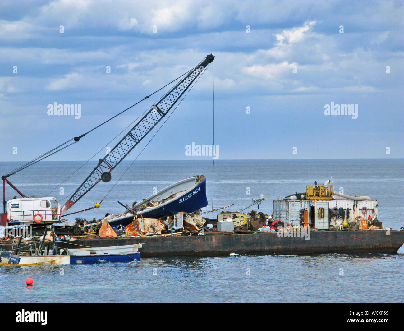 Nel 2008 la barca da pesca mare blu, si è schiantato nella roccia legati con la riva del Rhode Island (USA) vicino alla base del punto Judith faro, in questi Foto Stock