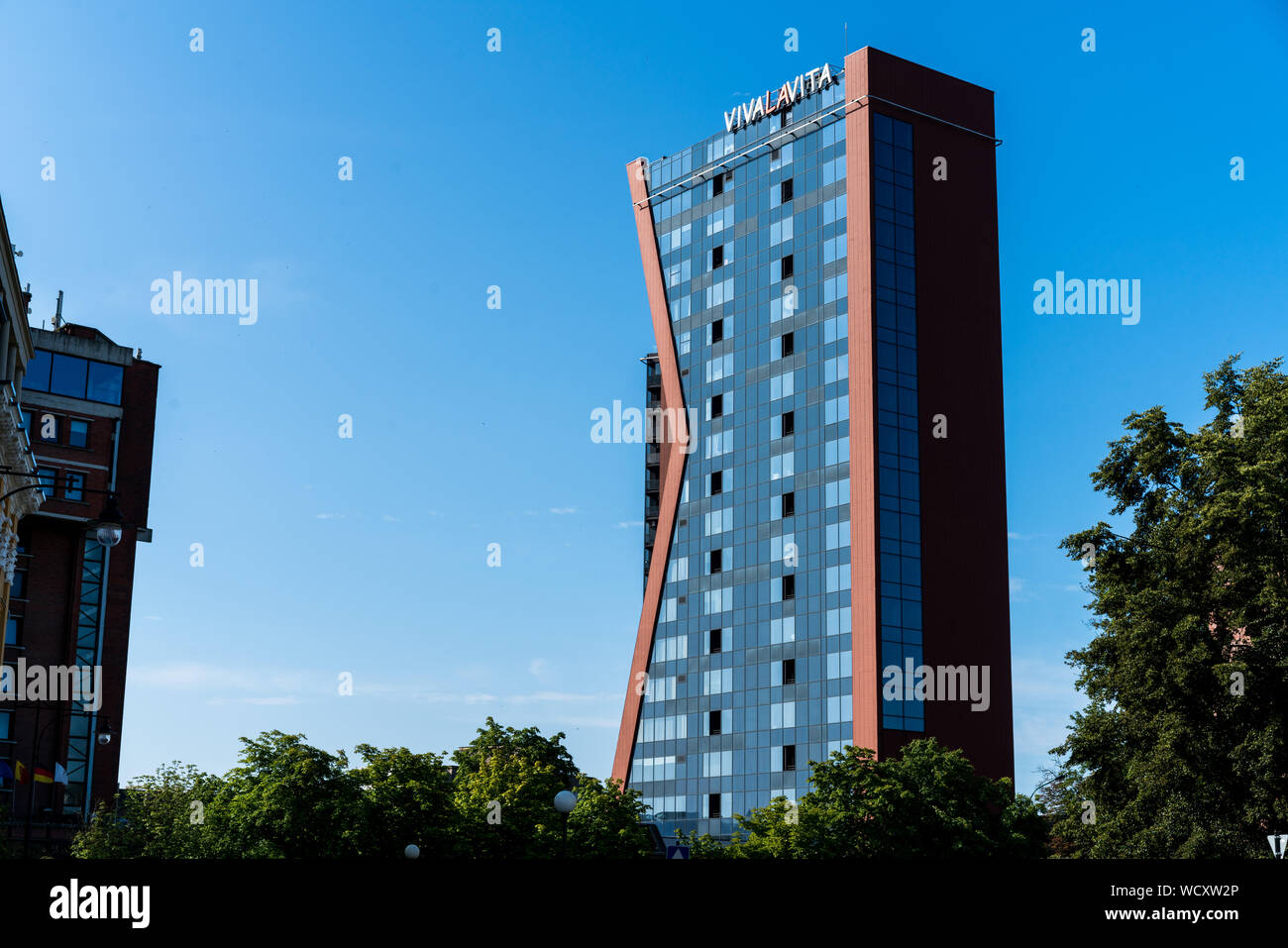 Klaipeda, Lituania - 28 Luglio 2019: Ristorante Vivalavita edificio nel centro di Klaipeda Foto Stock