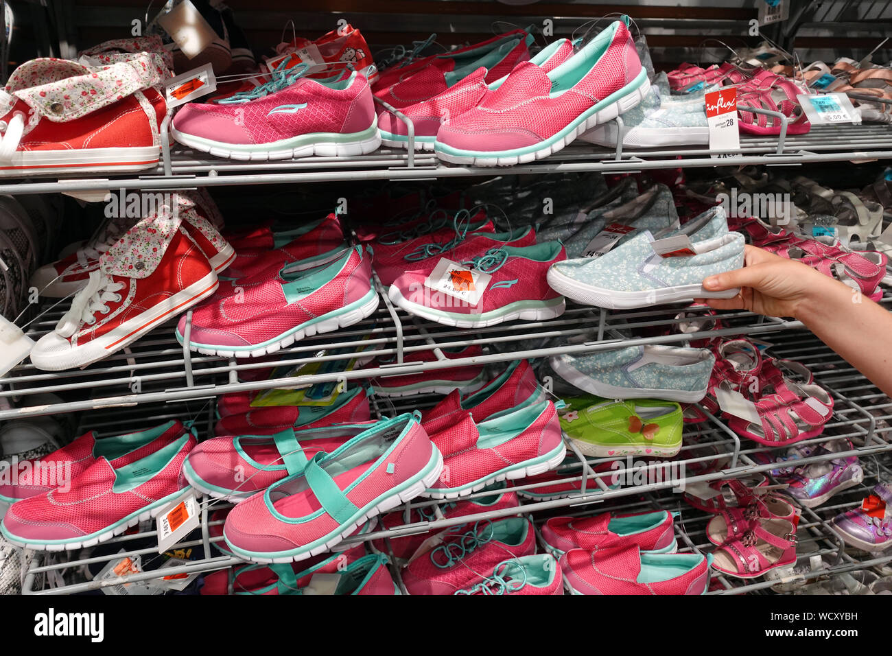 Scarpe per bambini realizzate in Cina in un negozio Foto Stock