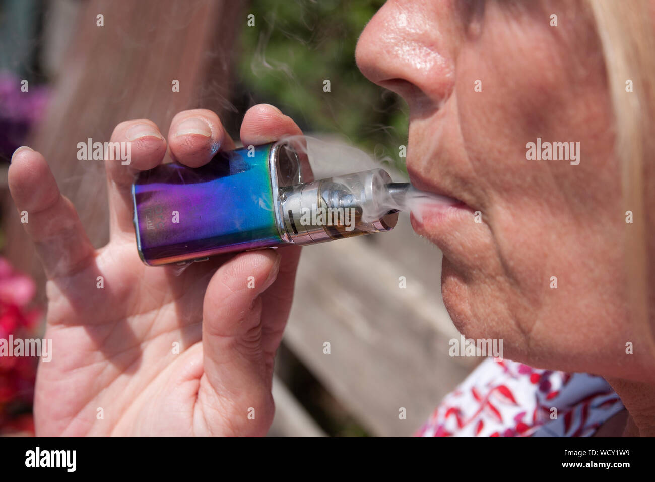 Donna vaping sigaretta elettronica Foto Stock