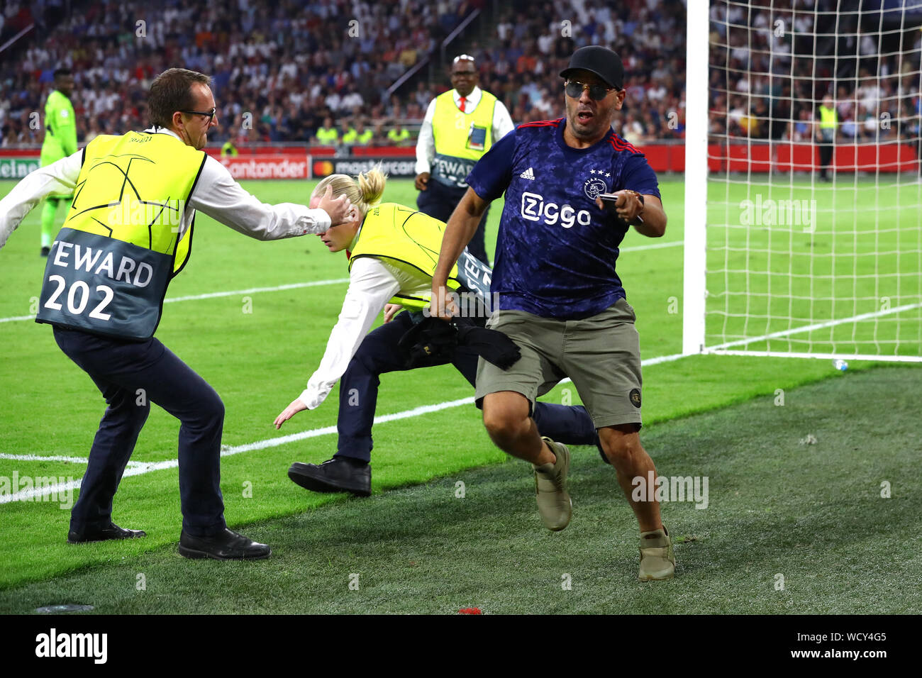 28 agosto 2019 Amsterdam, Paesi Bassi Calcio, Champions League Play-Off Ajax v Apoel Nicosia 28-08-2019: Voetbal: AJAX v APOEL Nicosia: Amsterdam L-R: Streaker Foto Stock