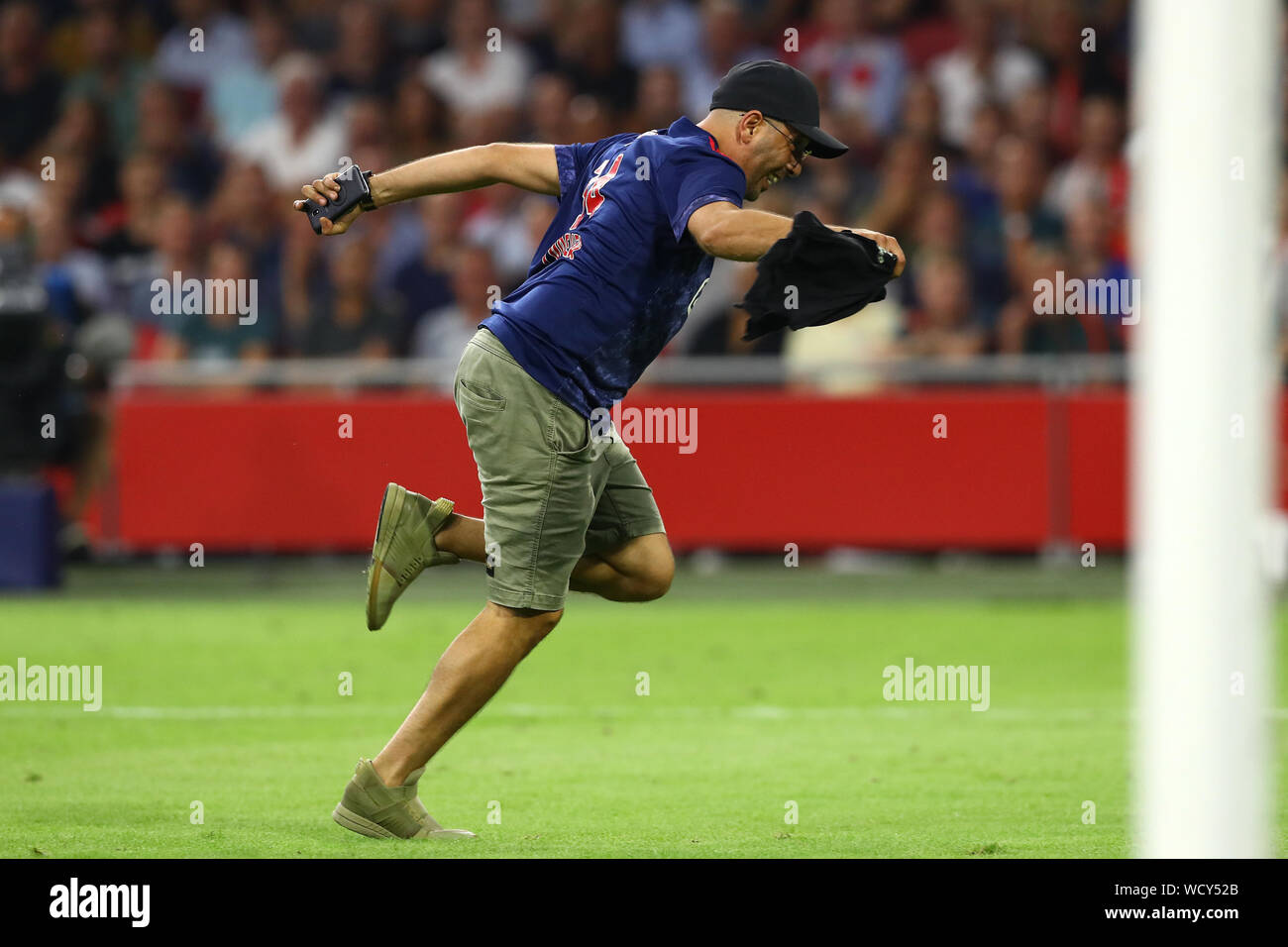 28 agosto 2019 Amsterdam, Paesi Bassi Calcio, Champions League Play-Off Ajax v Apoel Nicosia 28-08-2019: Voetbal: AJAX v APOEL Nicosia: Amsterdam L-R: Streaker Foto Stock