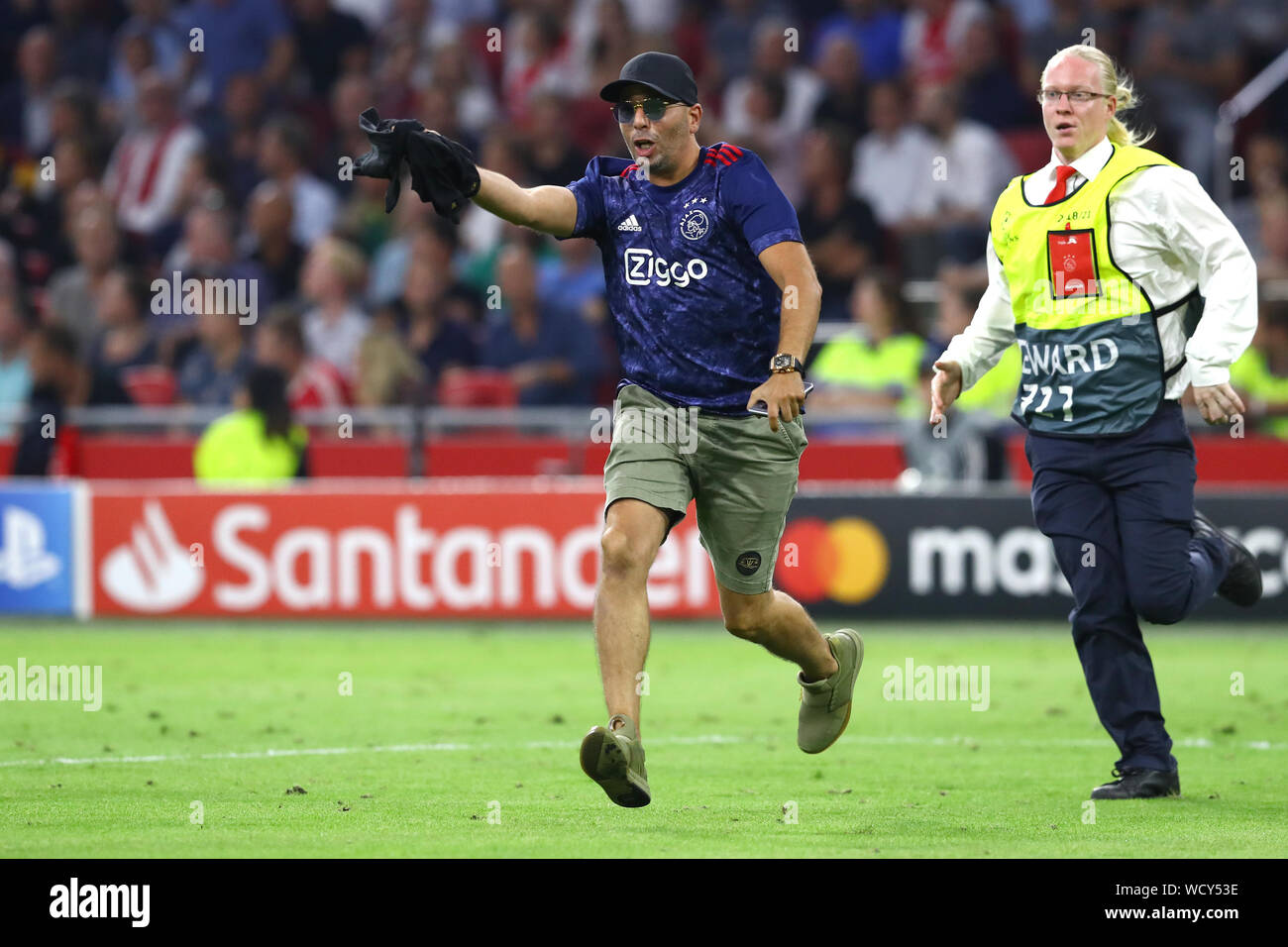 28 agosto 2019 Amsterdam, Paesi Bassi Calcio, Champions League Play-Off Ajax v Apoel Nicosia 28-08-2019: Voetbal: AJAX v APOEL Nicosia: Amsterdam L-R: Streaker e steward Foto Stock