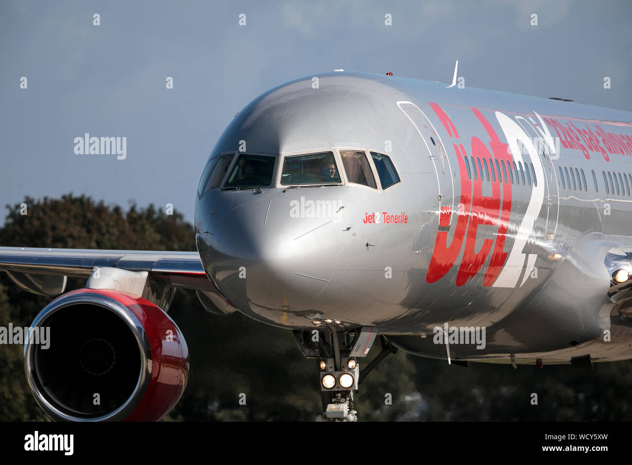 Getto 2 Boeing 737 jet del passeggero in rullaggio a Leeds Bradford Airport Foto Stock