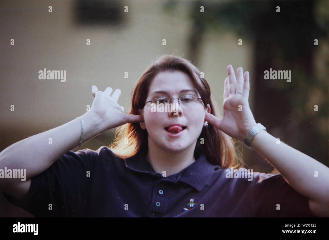 Ritratto di donna fare sciocco gesto Foto Stock