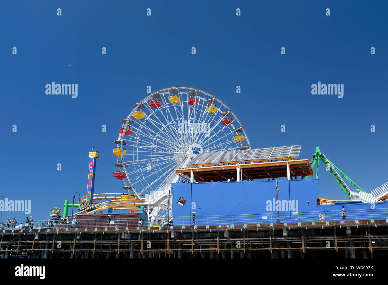 Santa Monica Pier come visto dalla spiaggia Foto Stock
