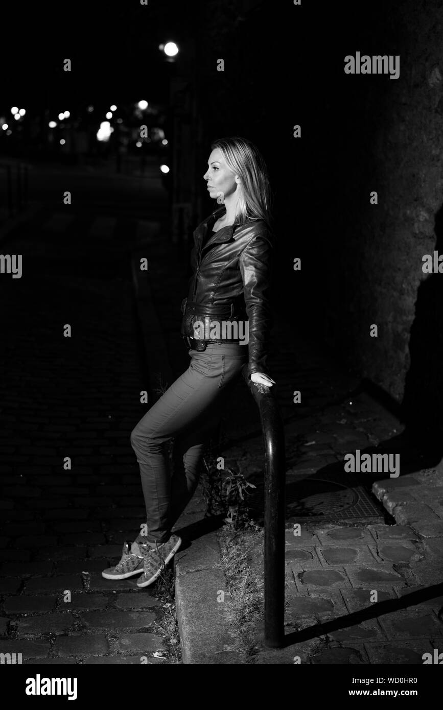 Donna sola di notte Foto e Immagini Stock in Bianco e Nero - Alamy