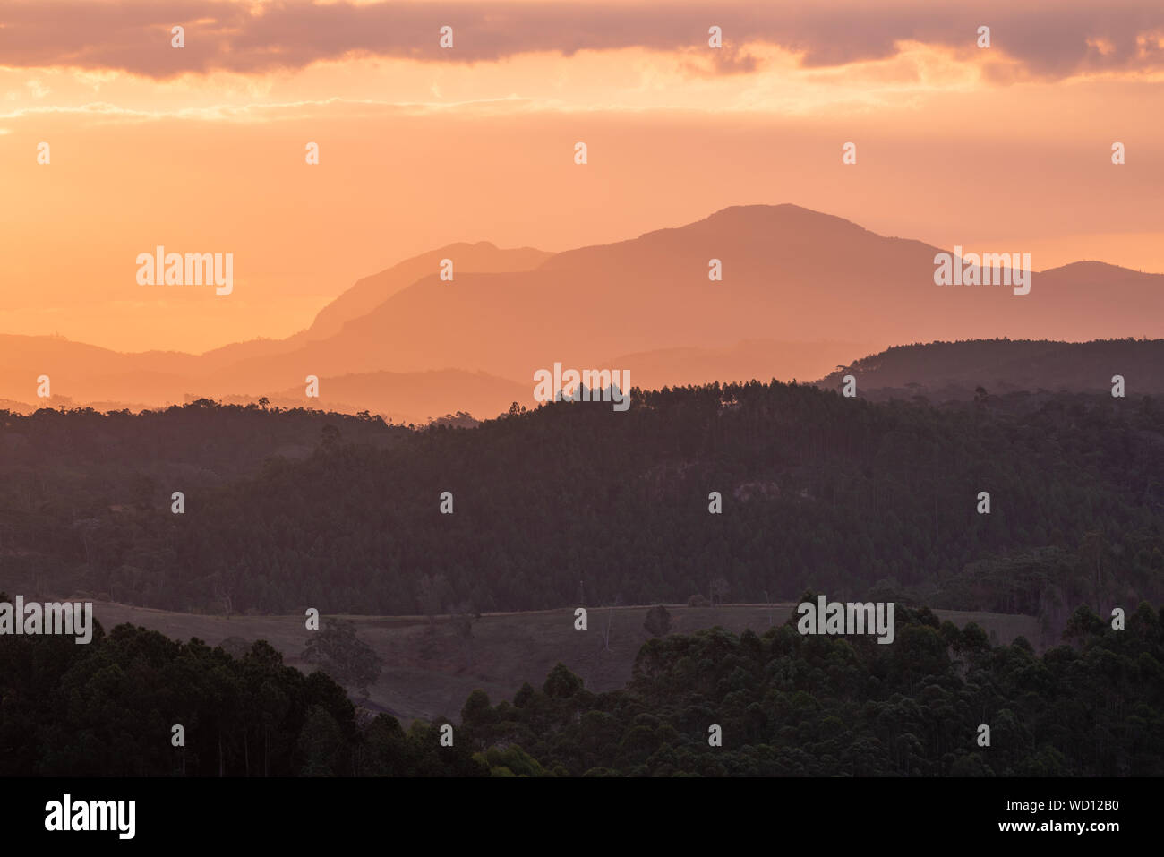 Bel tramonto in Domingos Martins, che si trova nella regione montuosa di Espirito Santo Stato, Brasile. Foto Stock
