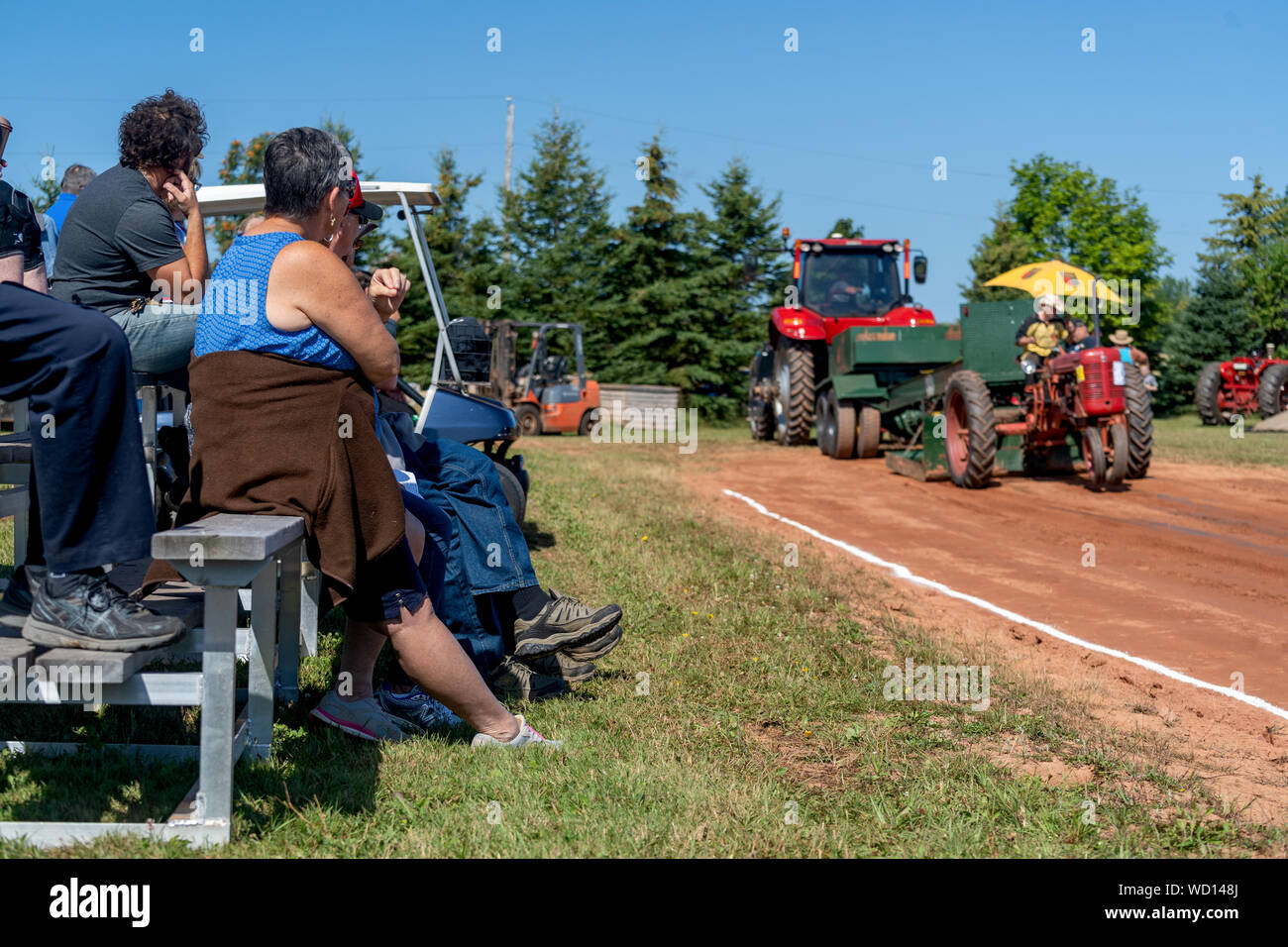 Dundas, Prince Edward Island / Canada - Agosto 25, 2019: i concorrenti con i loro trattori tira una slitta di ponderata nel trattore annuale tirare competito Foto Stock