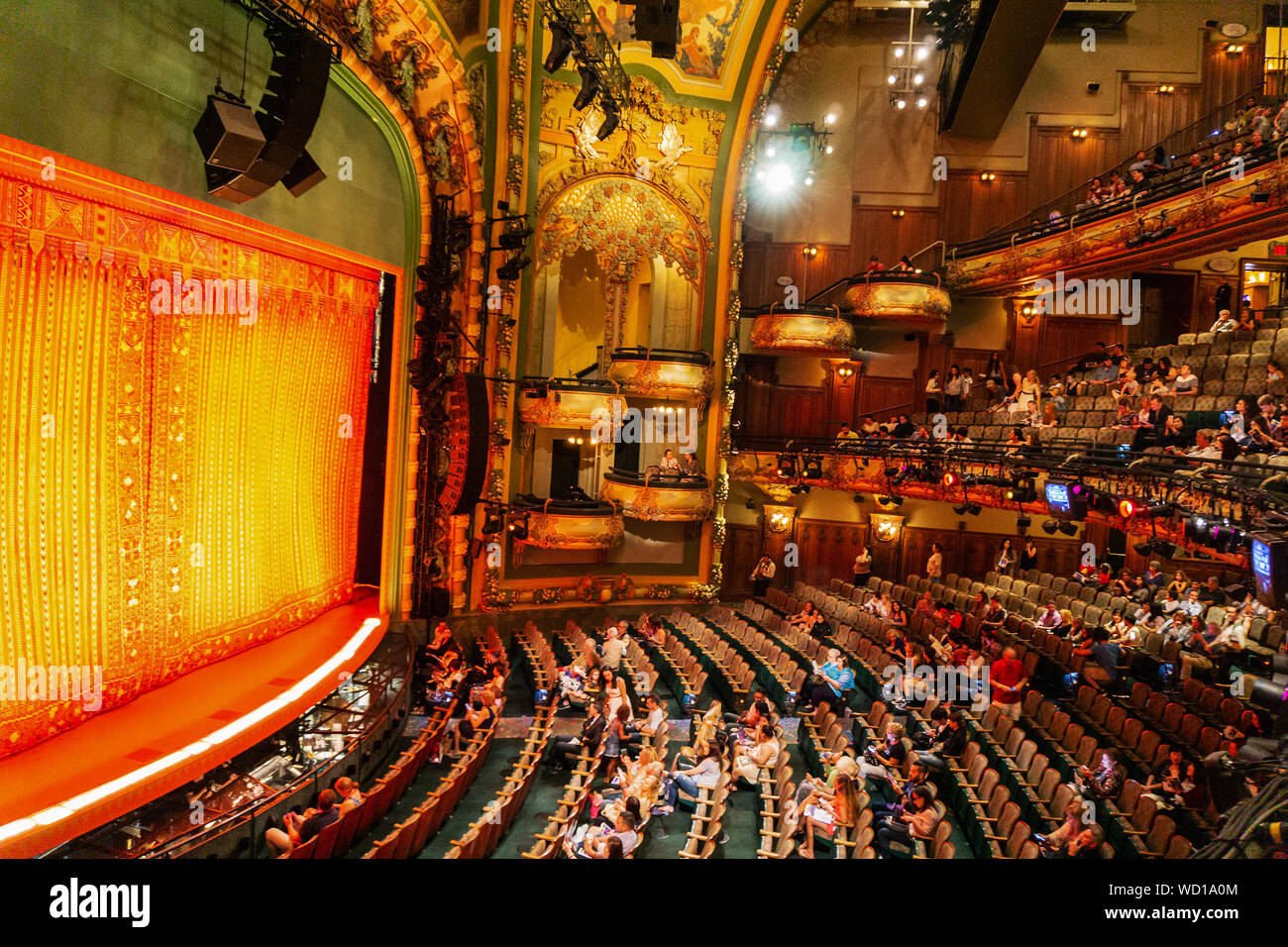 La gente visita il nuovo teatro di Amsterdam, un teatro di Broadway si trova a 214 West 42th Street tra la settima e l'Ottava Avenue nel teatro. Foto Stock