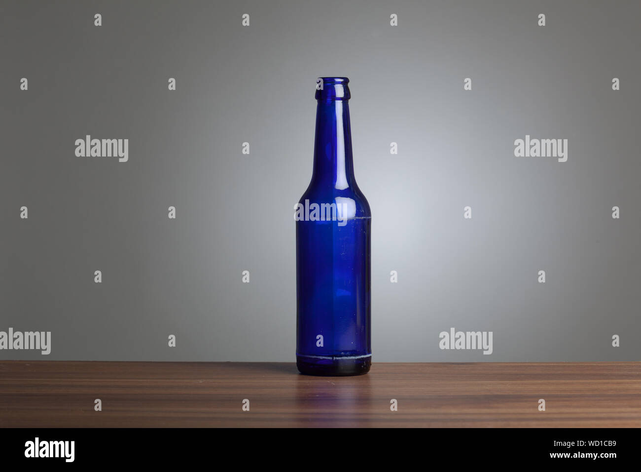Close-up di bottiglia blu Foto Stock