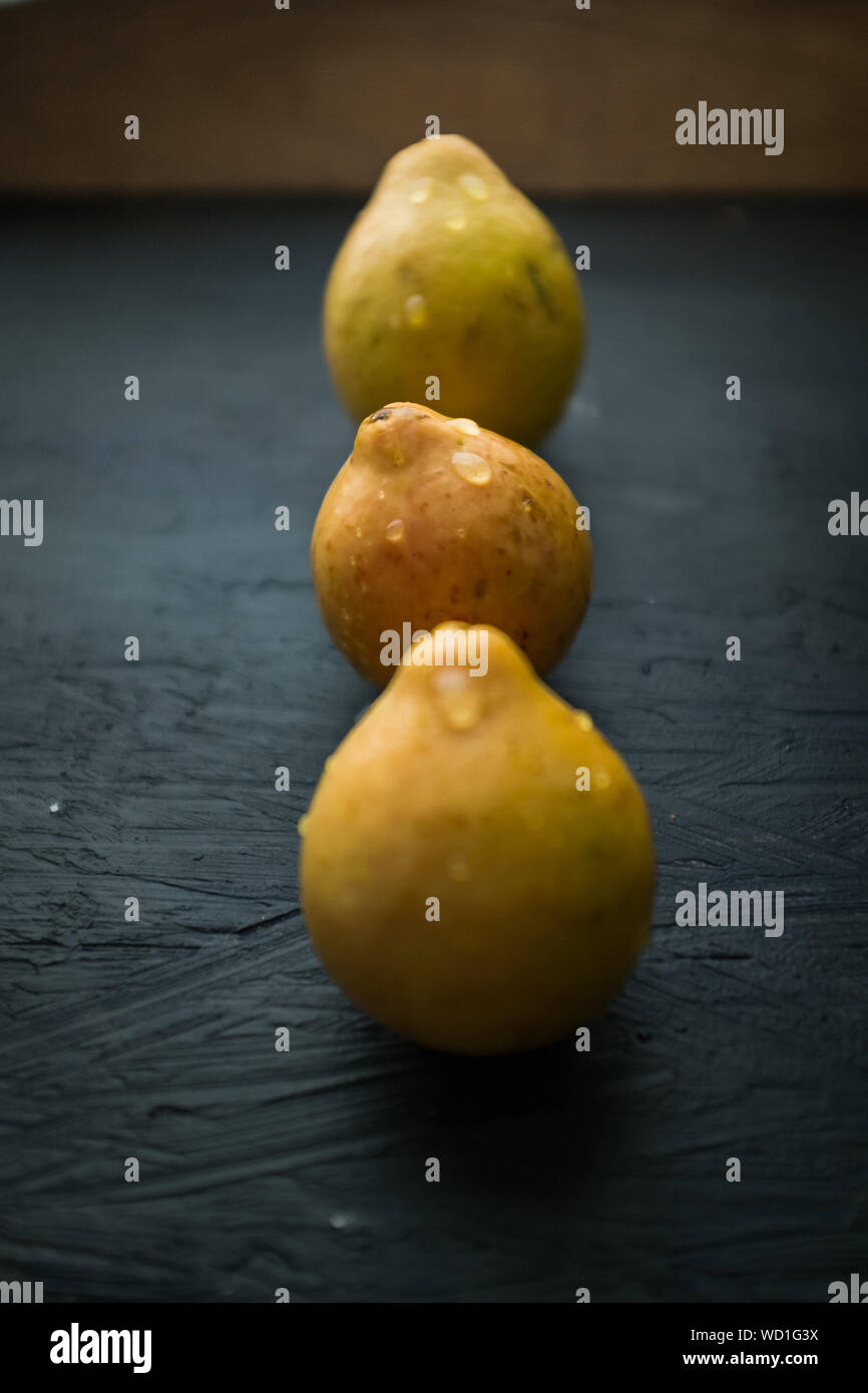 Guaiava (Psidium guajava), frutta tropicali provenienti da America Latina per i loro colori intensi e sapori. Foto Stock