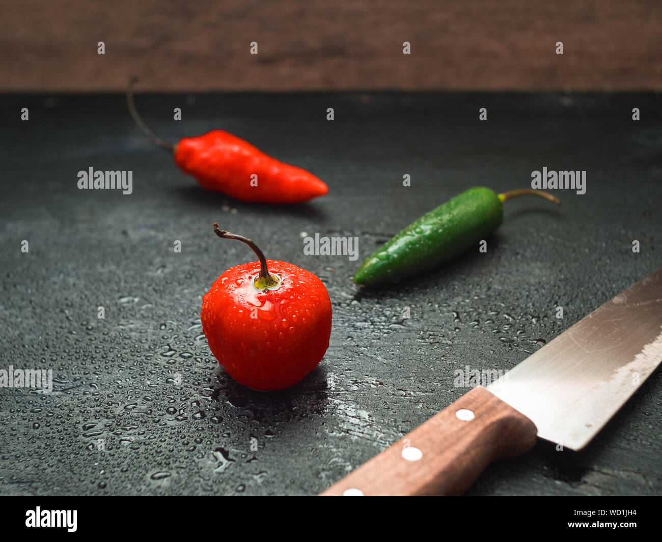 Rosso e peperoncini verdi su sfondo nero Foto Stock