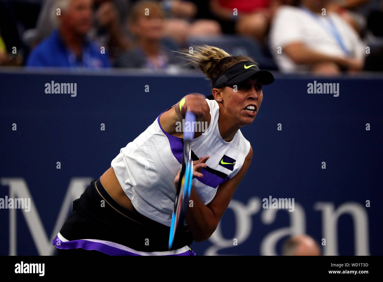 Flushing Meadows, New York, Stati Uniti. 28 Agosto, 2019. Tasti di Madison degli Stati Uniti che serve a Lin Zhu della Cina durante il loro match di primo turno all'US Open a Flushing Meadows, New York. Chiavi ha vinto la partita in retta fissa. Credito: Adam Stoltman/Alamy Live News Foto Stock