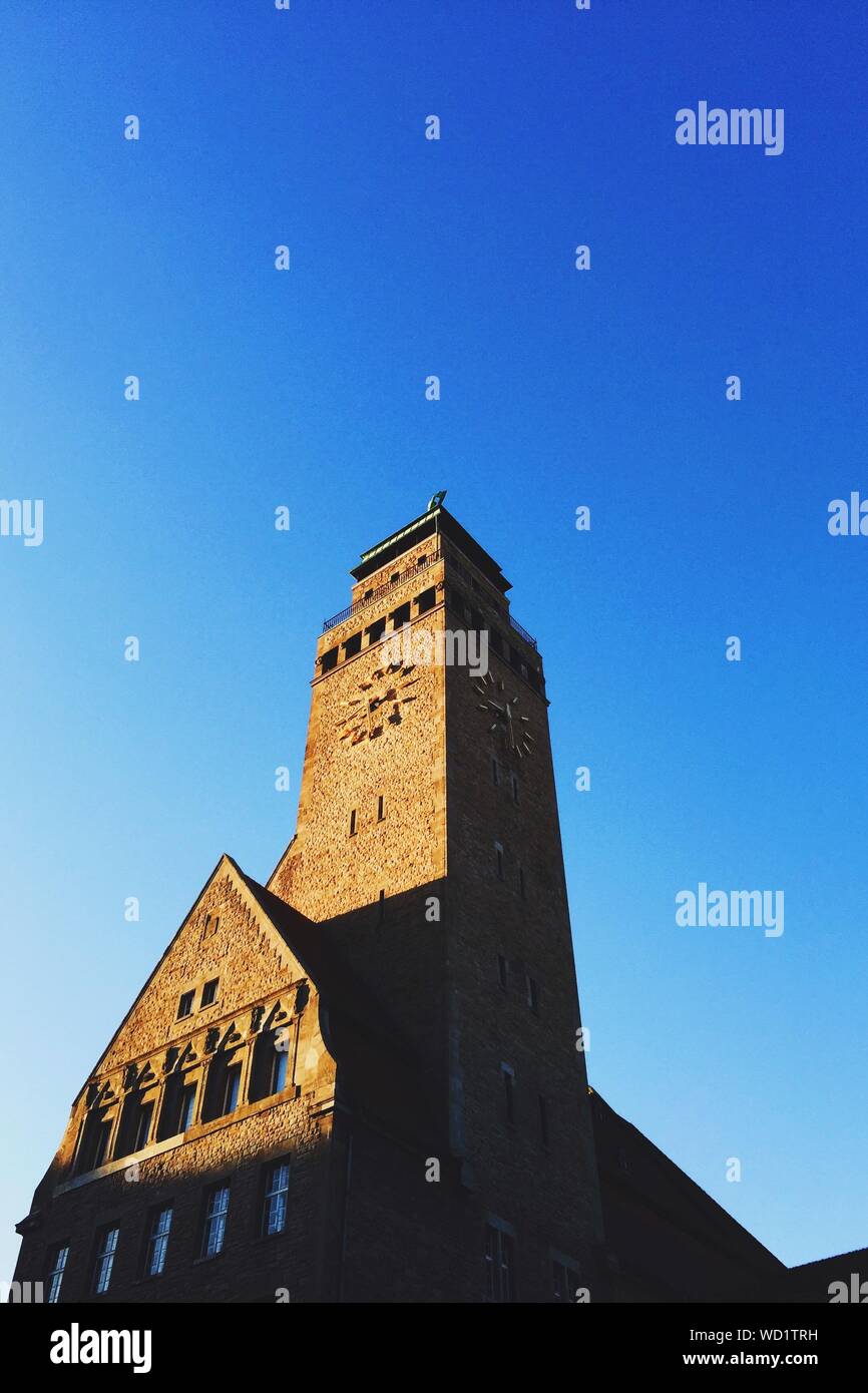 Basso angolo vista di Rathaus Neukolln contro il cielo blu chiaro Foto Stock