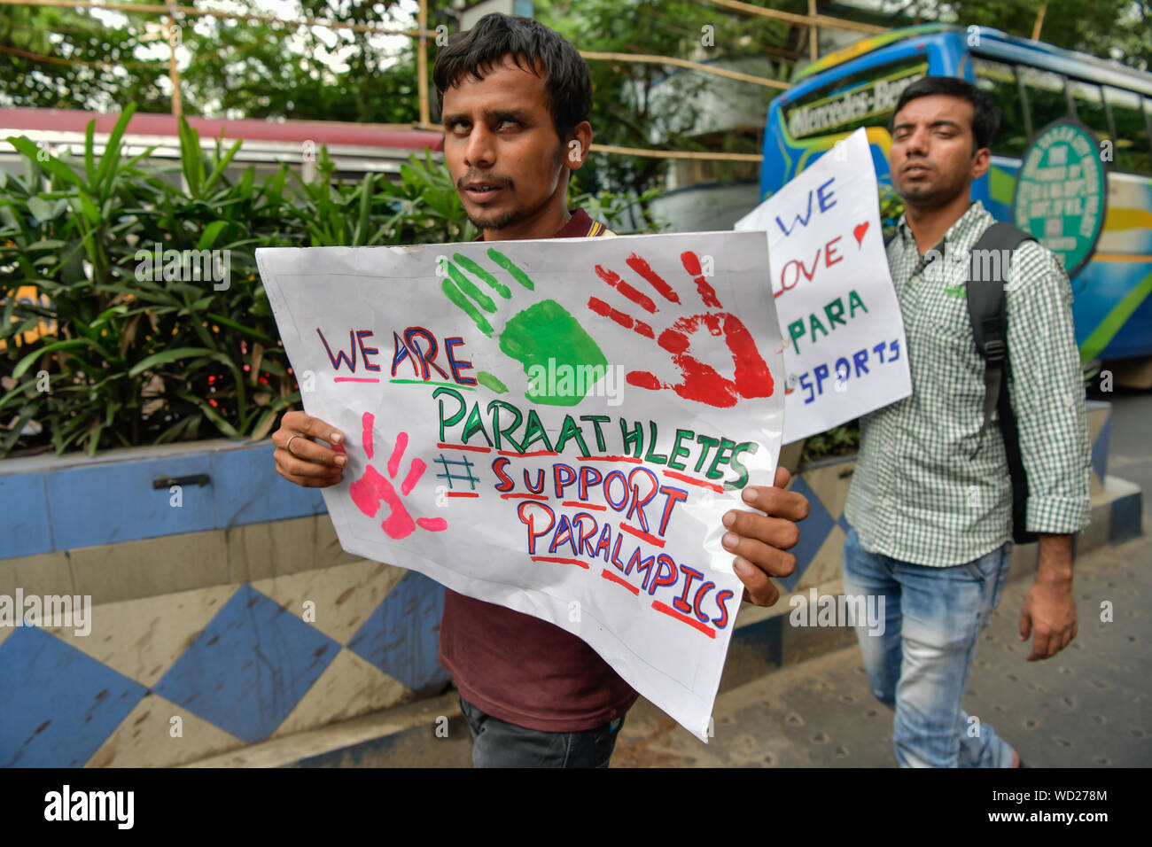 Kolkata, India. 28 Agosto, 2019. Indian atleti disabili tenere cartelloni durante il camminare un rally per promuovere e creare la consapevolezza per i diritti degli atleti con disabilità.Ogni anno il 28 di agosto benessere civile Foundation (CWF) conduce un unico cammino per celebrare disability sports a grandi e rendere la messa a conoscenza delle Paralimpiadi. Credito: SOPA Immagini limitata/Alamy Live News Foto Stock