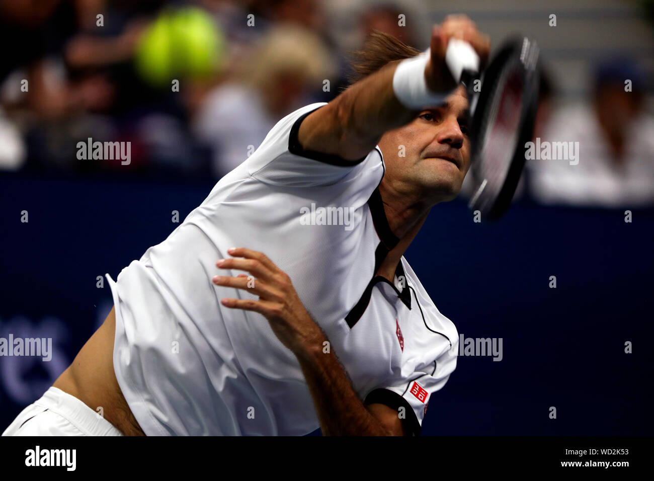 Flushing Meadows, New York, Stati Uniti. 28 Agosto, 2019. Roger Federer serve a Damir Dzhumur della Bosnia Erzegovina durante il loro secondo round corrisponde a US Open a Flushing Meadows, New York. Federer ha vinto in quattro set. Credito: Adam Stoltman/Alamy Live News Foto Stock