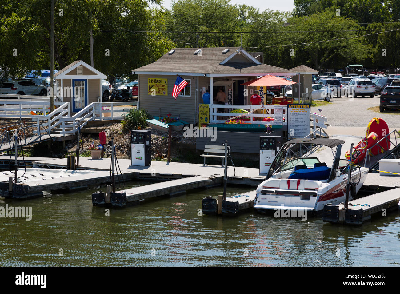 Un Regal 22 FasDeck deckboat ESX è ormeggiata in banchina del Geist Lago Marina vicino a Indianapolis in Hamilton County, Indiana, Stati Uniti d'America. Foto Stock