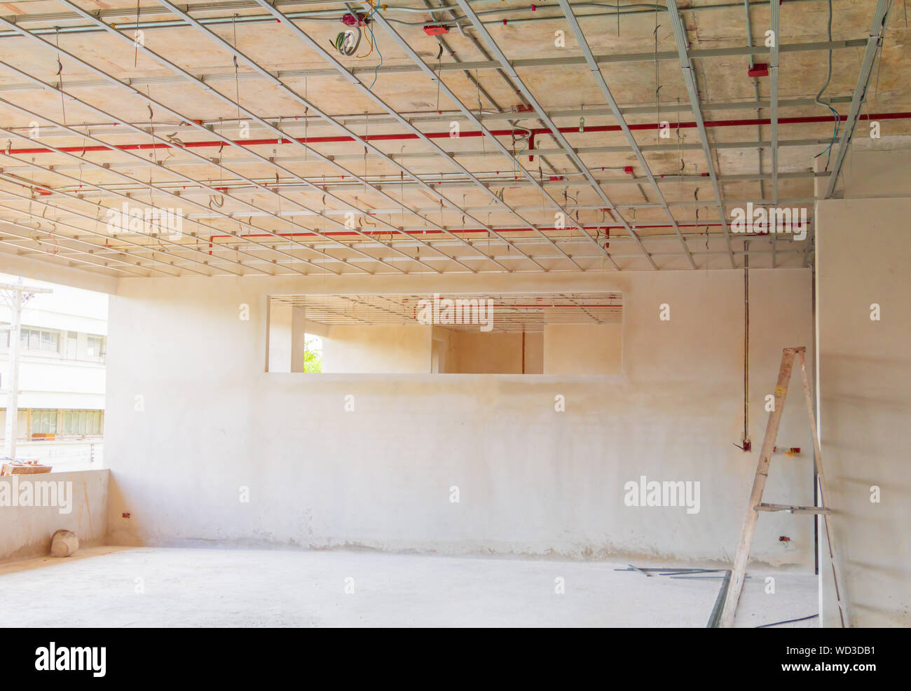 Lavorazione di infissi metallici struttura prima di installare pannelli gesso interno sito in costruzione Foto Stock