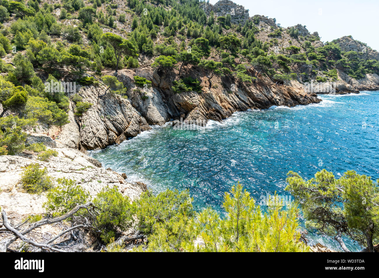 Scenicvie di una parte di Calanque di Méjean in Ensuès la redonne, una delle insenature di Côte bleue. Il sud della Francia, Europa Foto Stock