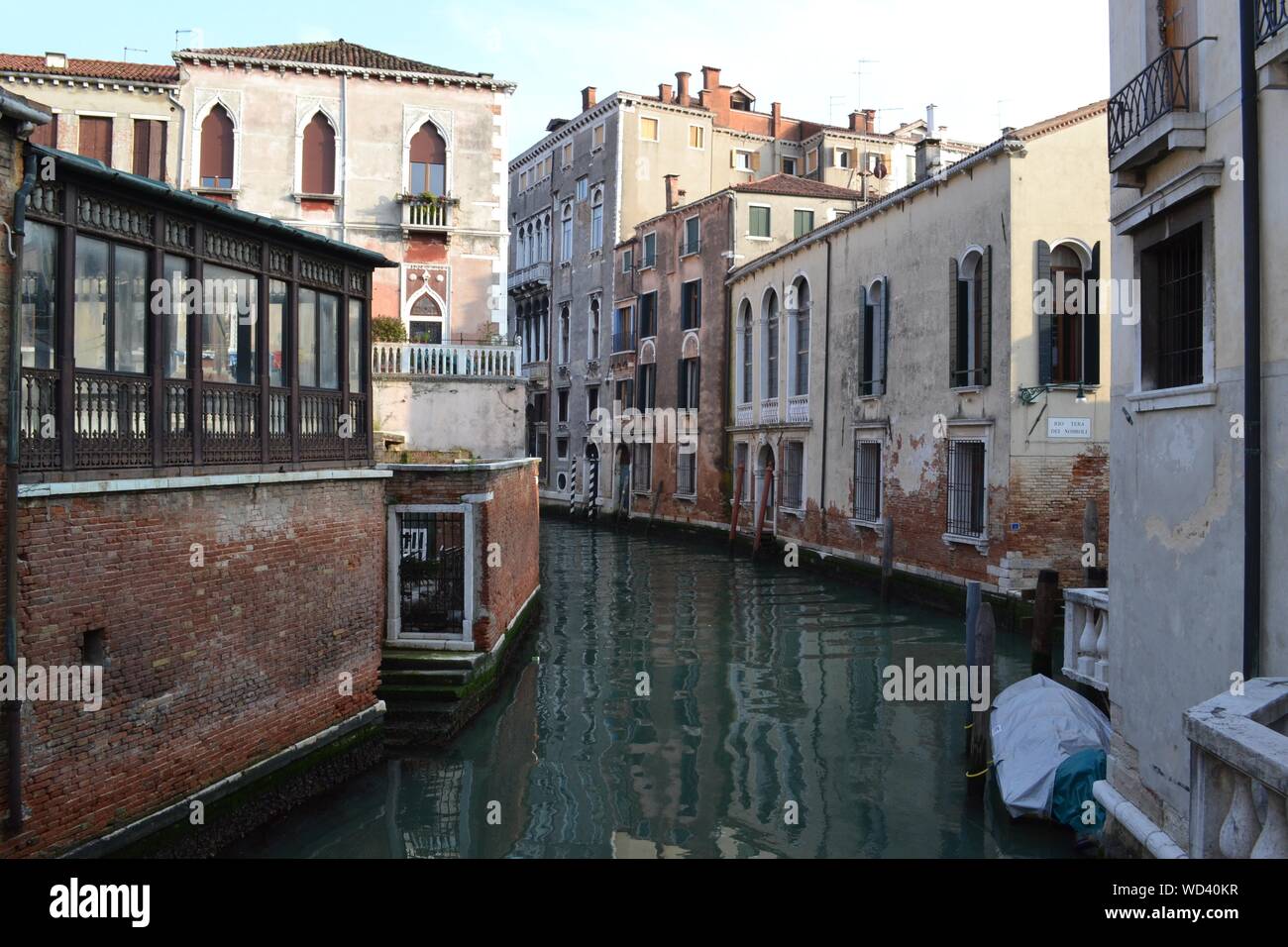 Bellissimo getto d'acqua nel mezzo degli edifici sotto un cielo blu Foto Stock