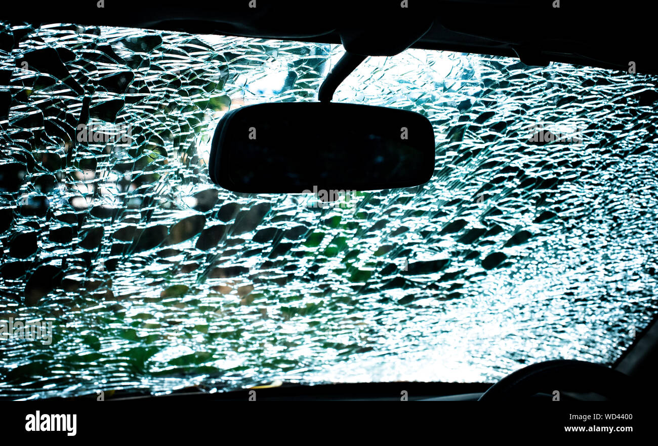 Rottura del vetro del parabrezza e specchio in auto Foto stock - Alamy