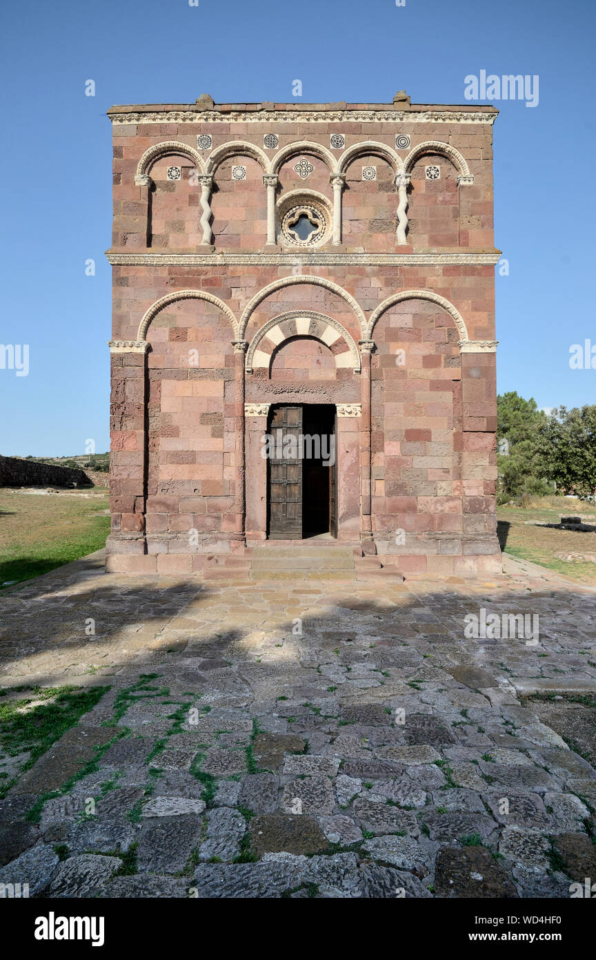 La facciata frontale della Chiesa di Nostra Signora di Tergu,in provincia di Sassari, una delle maggiori espressioni di architettura romanica in Sardegna Foto Stock