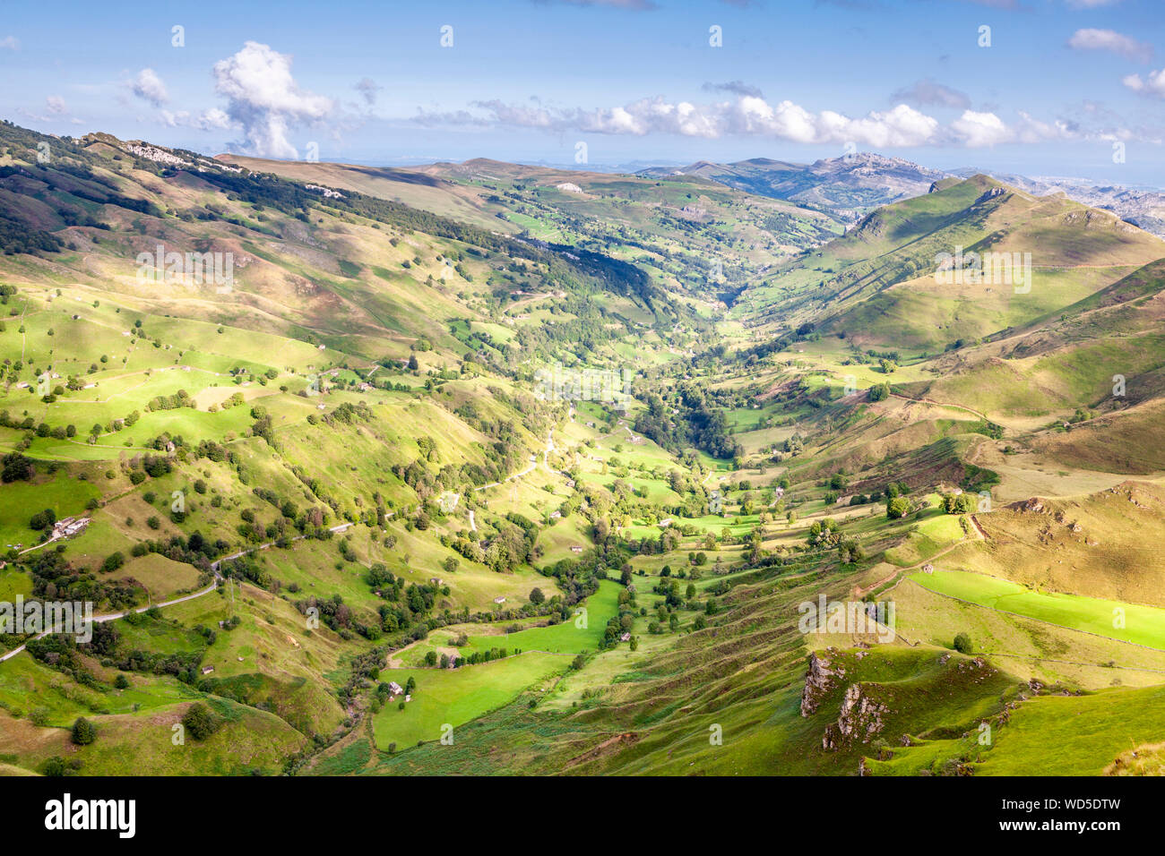 Vista del Valles Pasiegos da Estacas de Trueba pass, Vega de Pas, Cantabria, SPAGNA Foto Stock