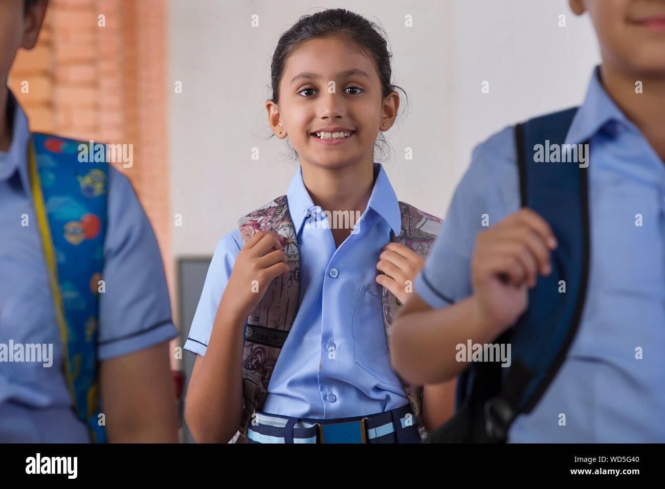 Ritratto di una scuola ragazza sorridente mentre vado a casa Foto Stock