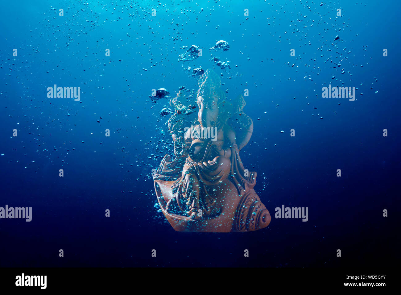Ganesh idolo sommerso in acqua Foto Stock