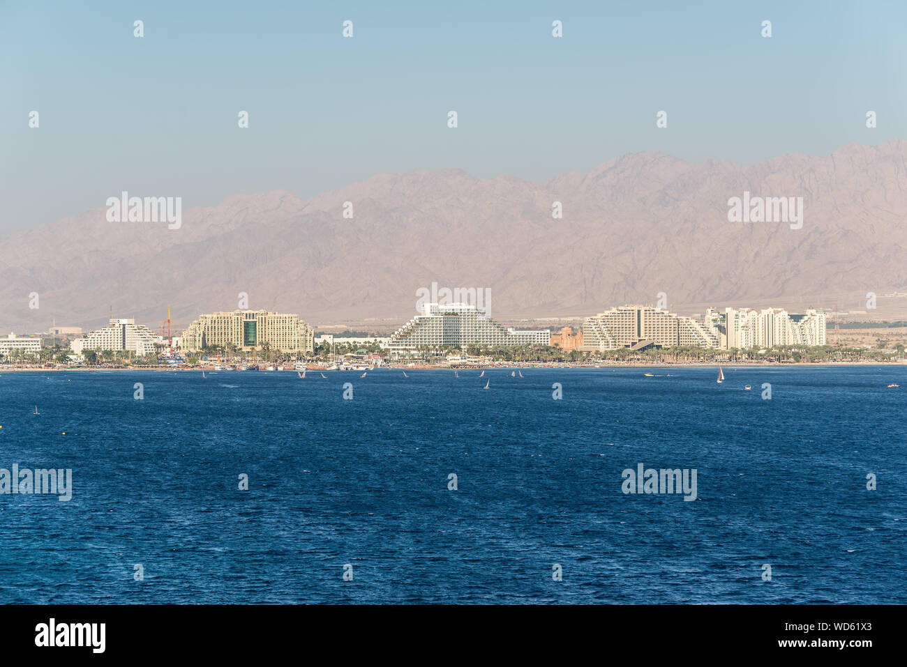 Eilat, Israele - 7 Novembre 2017: vista dalla porta di carico sulla città di Eilat - famosa località turistica e balneare posto in Israele. Foto Stock