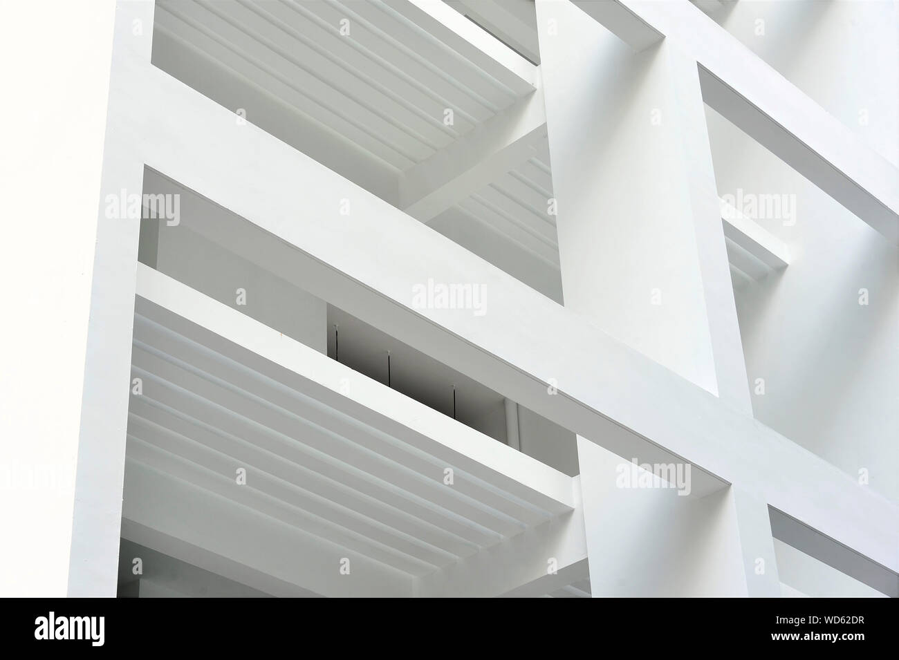 In prossimità delle linee di minima e gli angoli esterni del moderno edificio in bianco e nero Foto Stock
