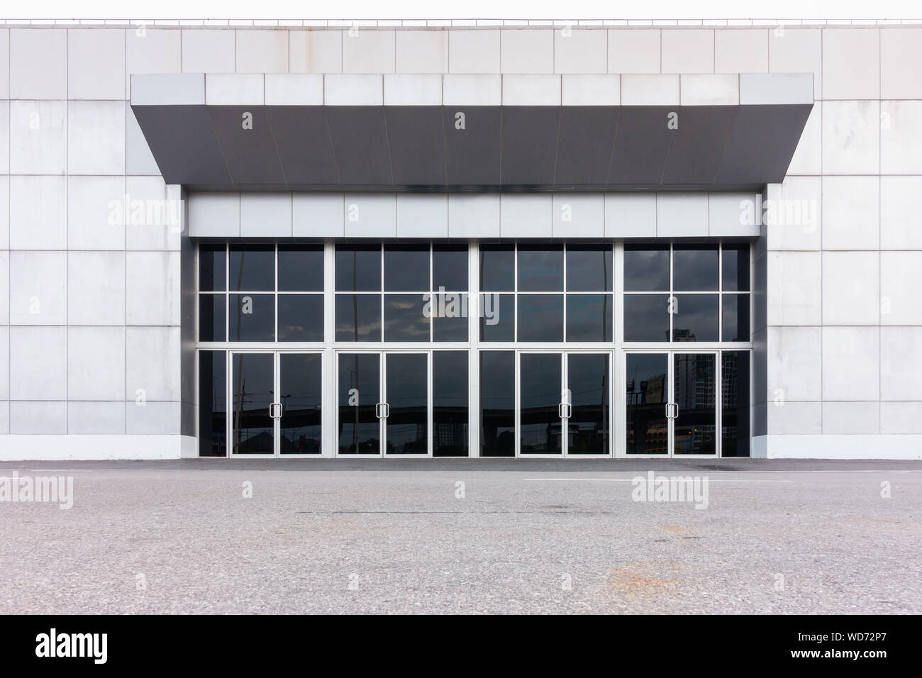 Architettura di ingresso anteriore porta Gate e moderna facciata decorativa in alluminio di Department Store, telaio in alluminio porte con vetro temperato di porta o Foto Stock