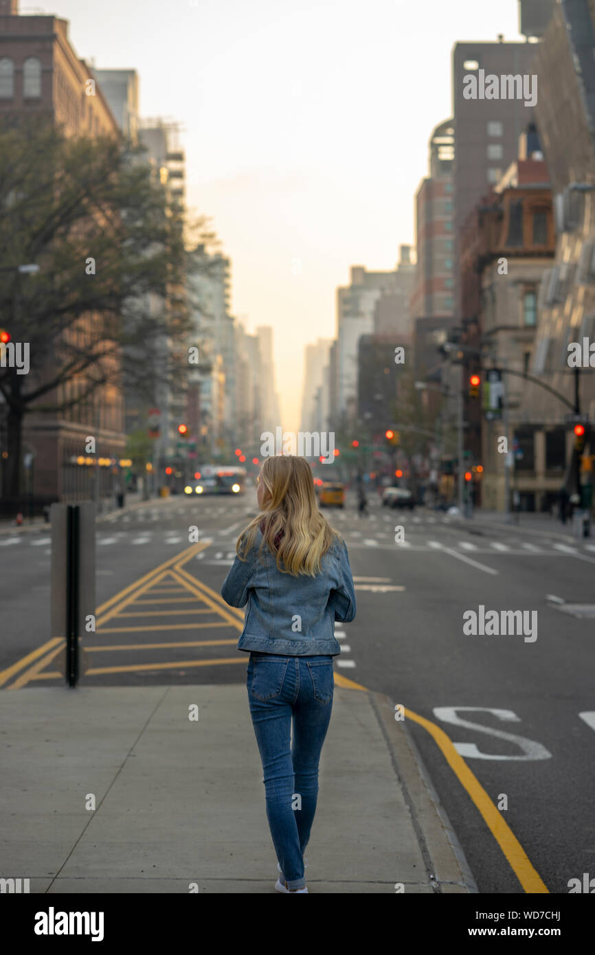 Ragazza che cammina per strada immagini e fotografie stock ad alta  risoluzione - Alamy