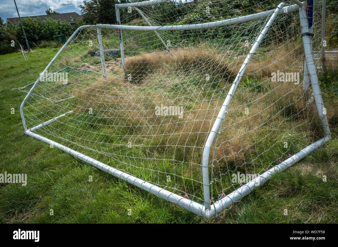 Abbandonato il calcio pali in un campo. Foto Stock