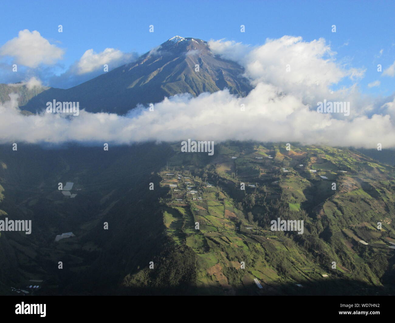 Alta Vista del picco di montagna circondato da nuvole Foto Stock