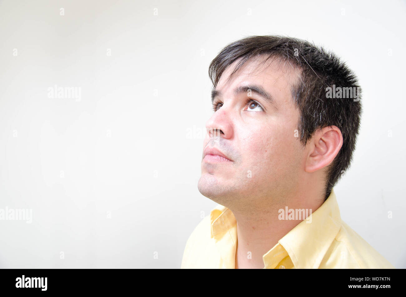 Considerato metà uomo adulto contro uno sfondo grigio Foto Stock