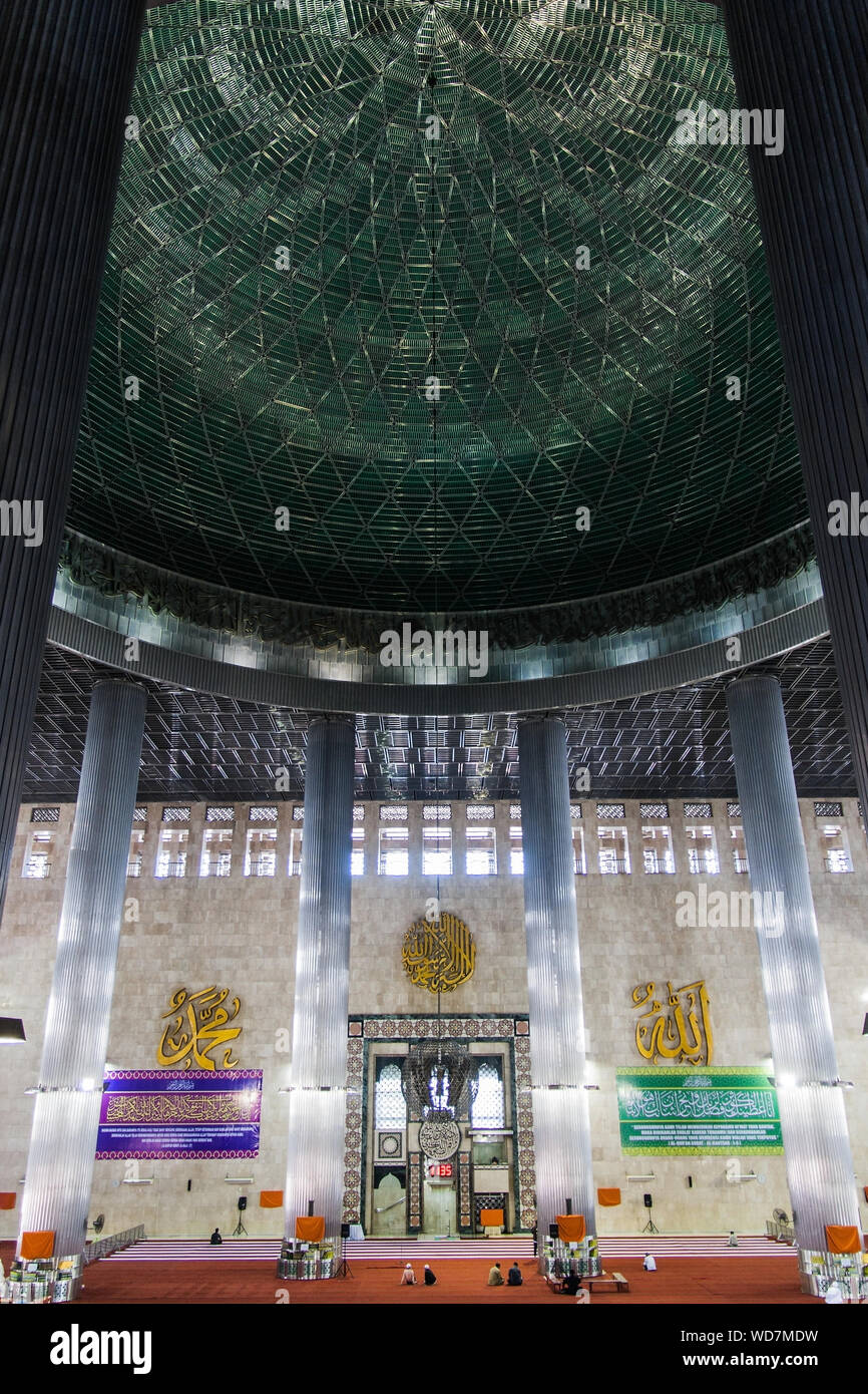 L'interno dell'Masjid Istiqlal (indipendenza Moschea) Jakarta, Indonesia Foto Stock