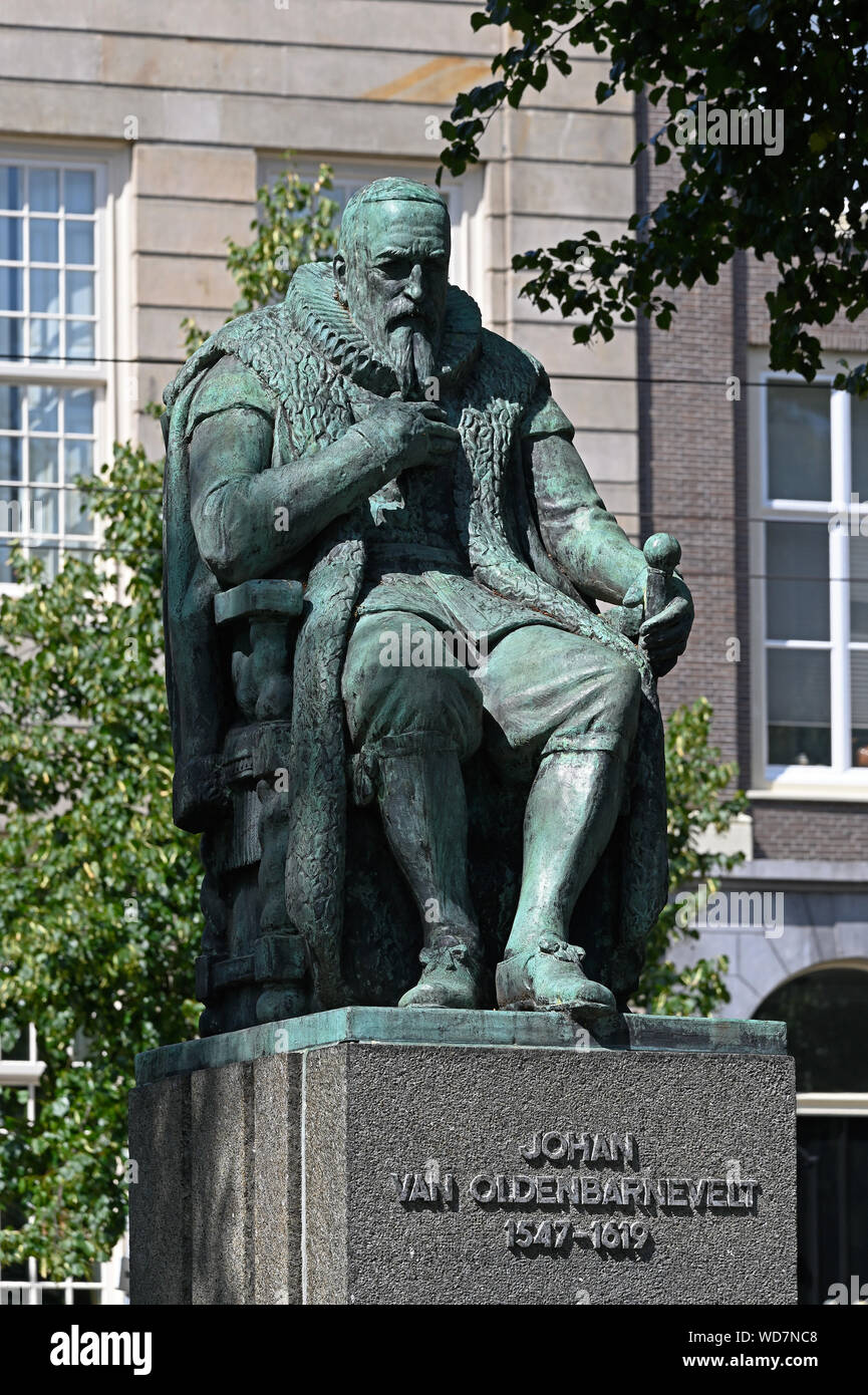 Den Haag, Paesi Bassi - 2019.08.07: monumento di Johan van oldenbarnevelt (1547-1619) a lange vijverberg Foto Stock
