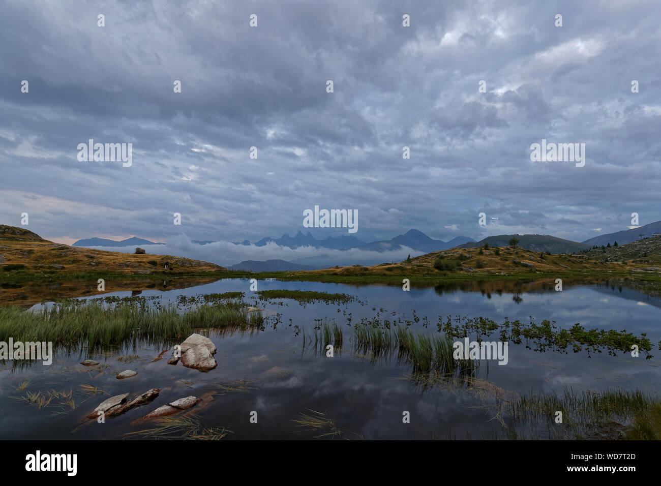 Alba sulle Aiguilles d'Arves cime sopra il lago Guichard Foto Stock