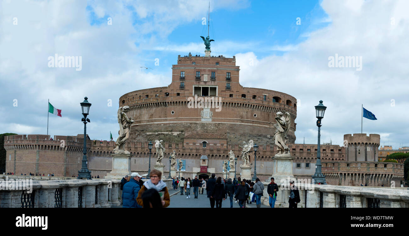 Roma, Italia - 2 Marzo 2017: Castel Sant'Angelo e Bernini della statua sul ponte, Roma, Italia. Palazzo di giustizia sullo sfondo. Foto Stock