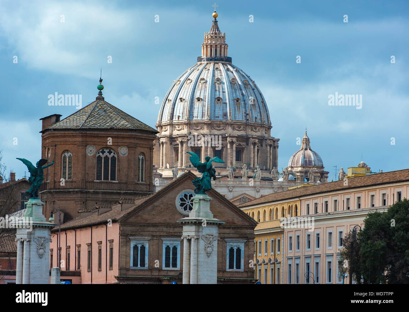 Castel Sant'Angelo e Bernini della statua sul ponte, Roma, Italia. Palazzo di giustizia sullo sfondo. Foto Stock