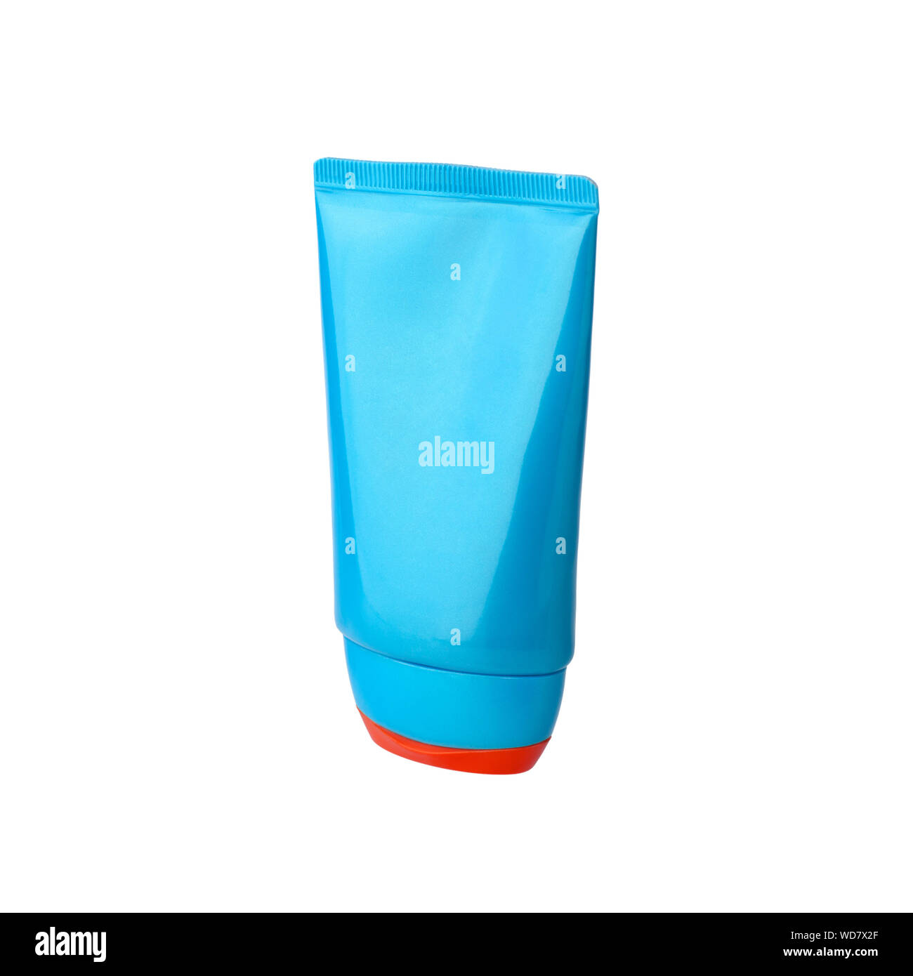 Blu Crema di protezione solare flacone con tappo rosso su sfondo bianco isolato vicino, viso o corpo sun dello schermo o per la cura della pelle balsamo per il tubo di plastica mock up, SPF Foto Stock