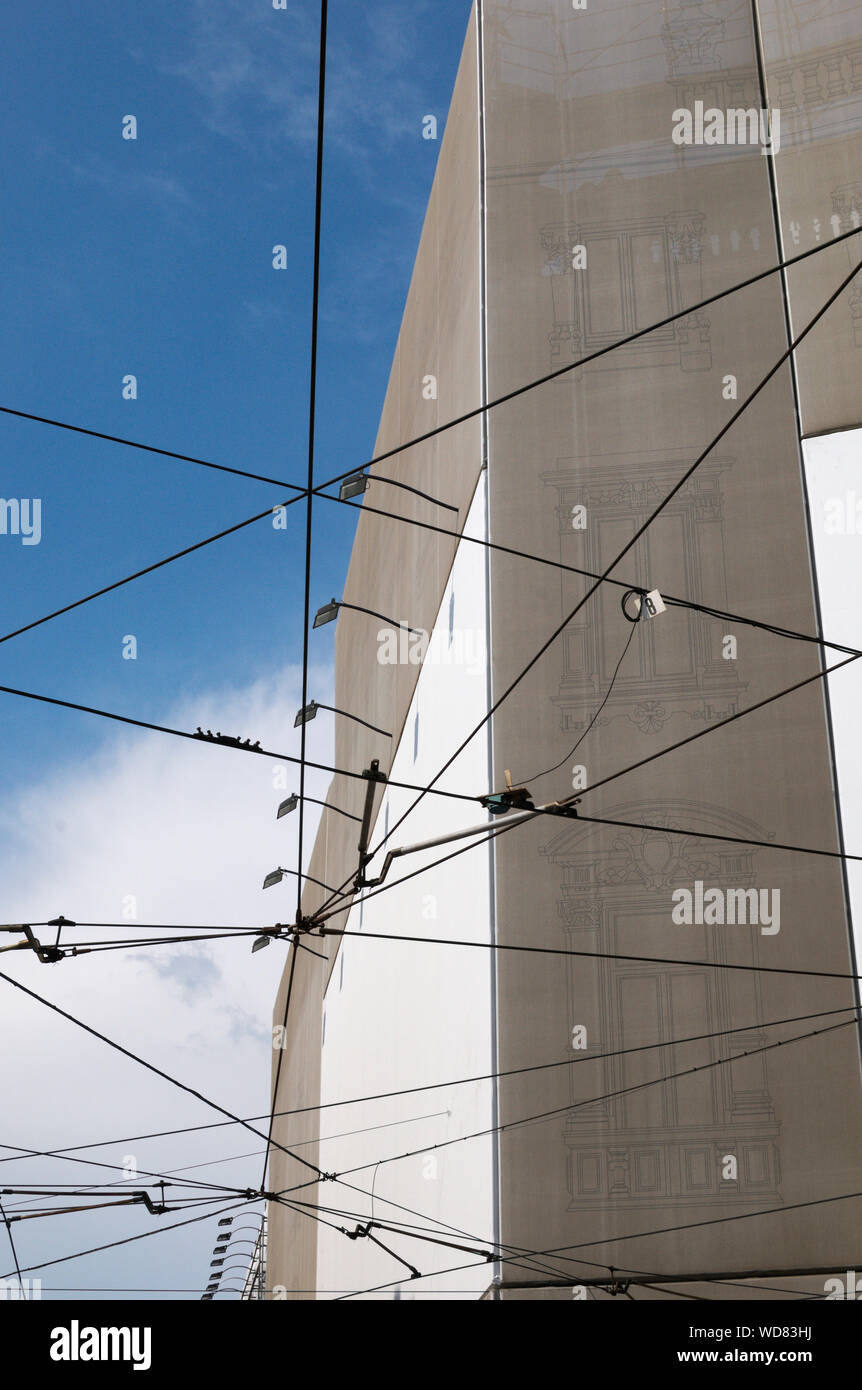 Tram linee di alimentazione e di edificio avvolto in Milano, Italia Foto Stock