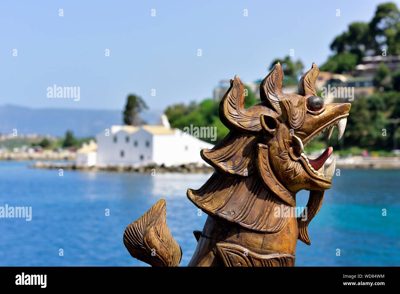 Drago di legno statuetta, sul turista nave pirata rosa nero,Corfù, Grecia Foto Stock