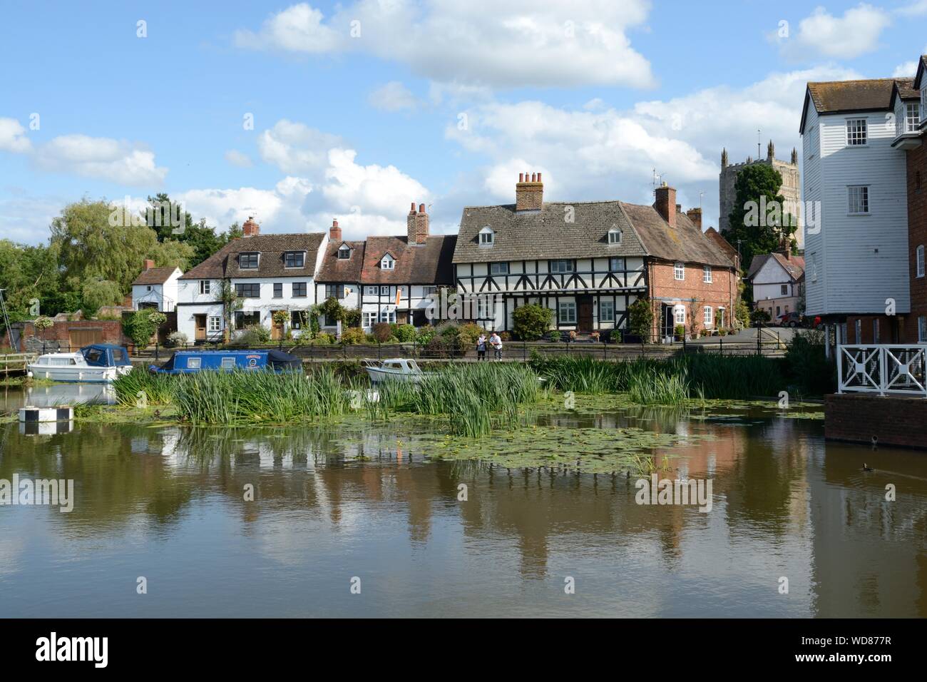 Periodo storico case case e barche del canale sulla sponda del Fiume Avon Tewkesbury Cotswolds mercato medievale città Gloucestershire England Regno Unito Foto Stock